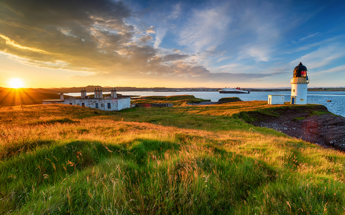 Sonnenuntergang über Arnish Point mit Blick auf den Hafen von Stornoway