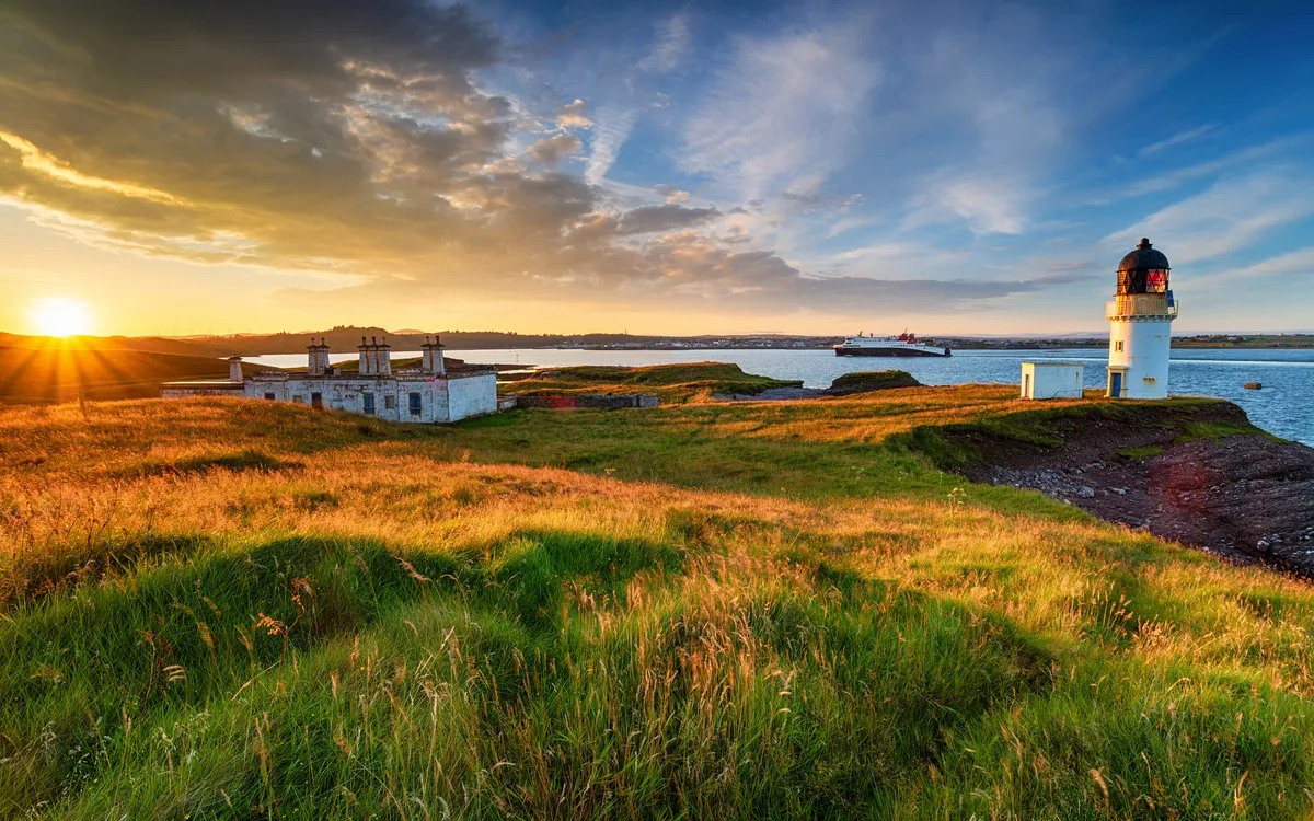 Sonnenuntergang über Arnish Point mit Blick auf den Hafen von Stornoway