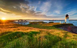 Sonnenuntergang über Arnish Point mit Blick auf den Hafen von Stornoway