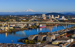 Fremont-Brücke - eine Stahl-Bogenbrücke, die den Willamette River in Portland überspannt 