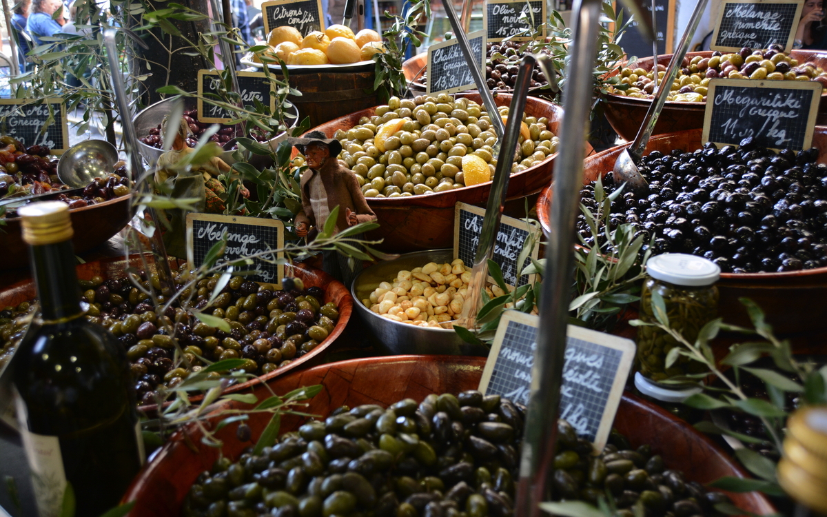 Oliven auf provenzalischen Markt in Antibes