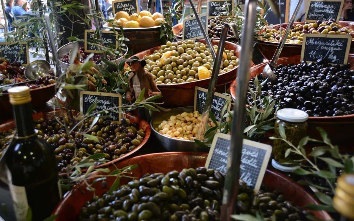 Oliven auf provenzalischen Markt in Antibes