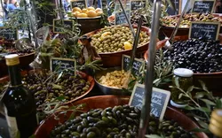 Oliven auf provenzalischen Markt in Antibes