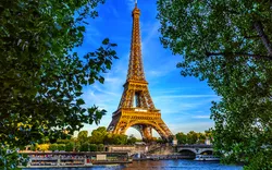 Eiffelturm und Seine bei Sonnenuntergang in Paris