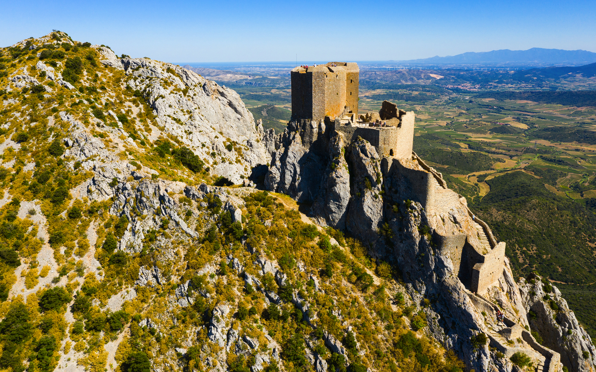 Luftaufnahme der Steinruinen des alten befestigten Chateau de Queribus