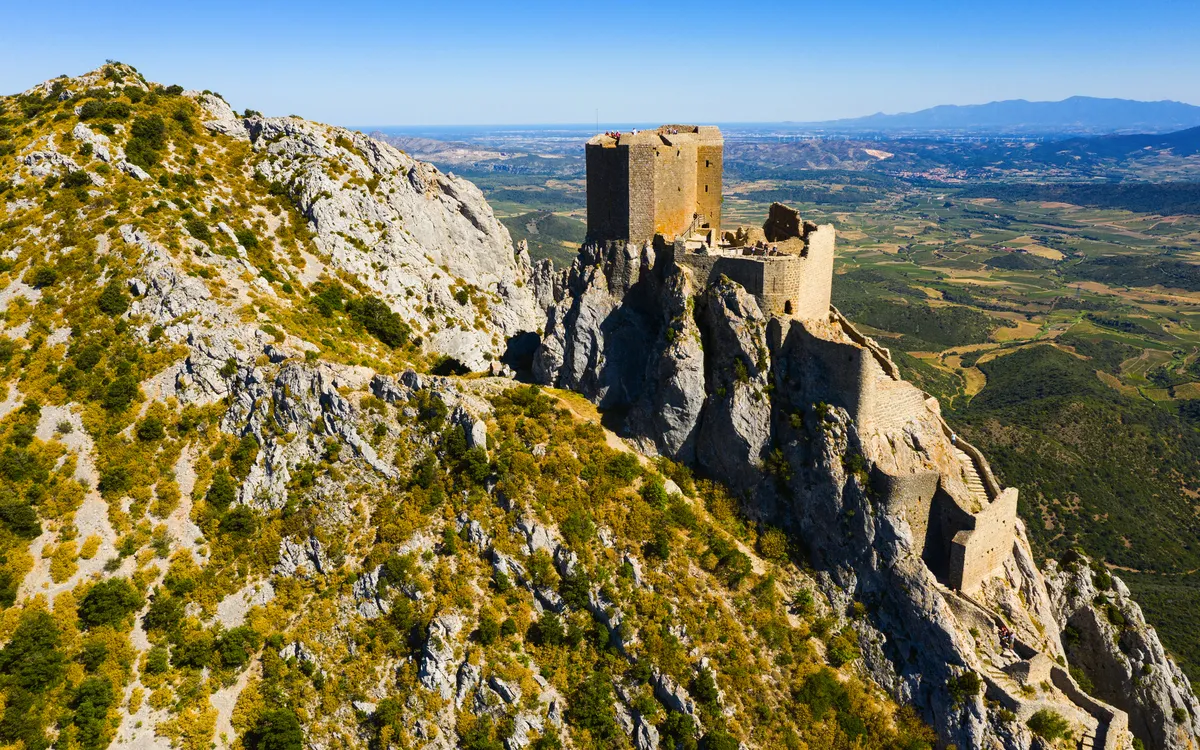 Luftaufnahme der Steinruinen des alten befestigten Chateau de Queribus
