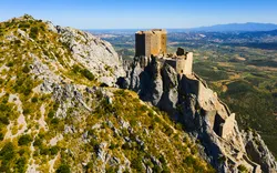 Luftaufnahme der Steinruinen des alten befestigten Chateau de Queribus