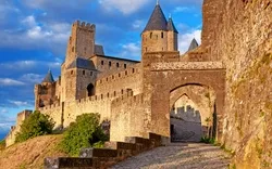 Tor von Aude am späten Nachmittag in Carcassonne