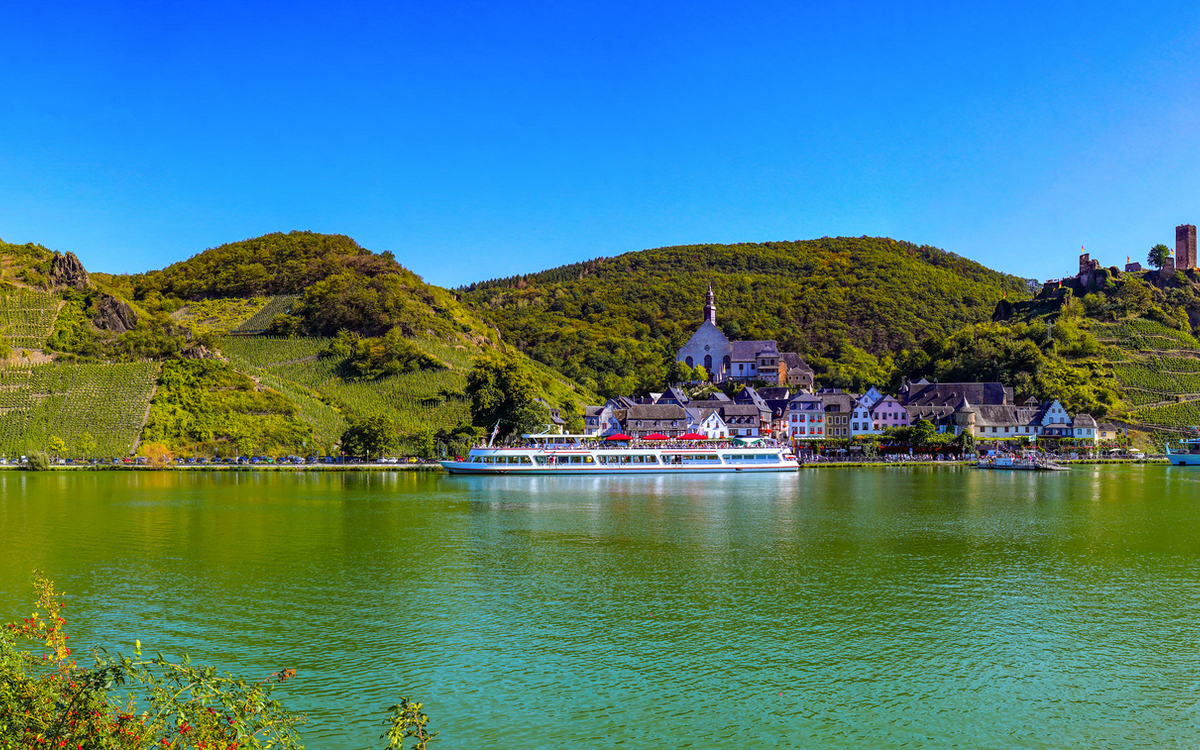 Mosellandschaft bei Beilstein mit Burg Metternich