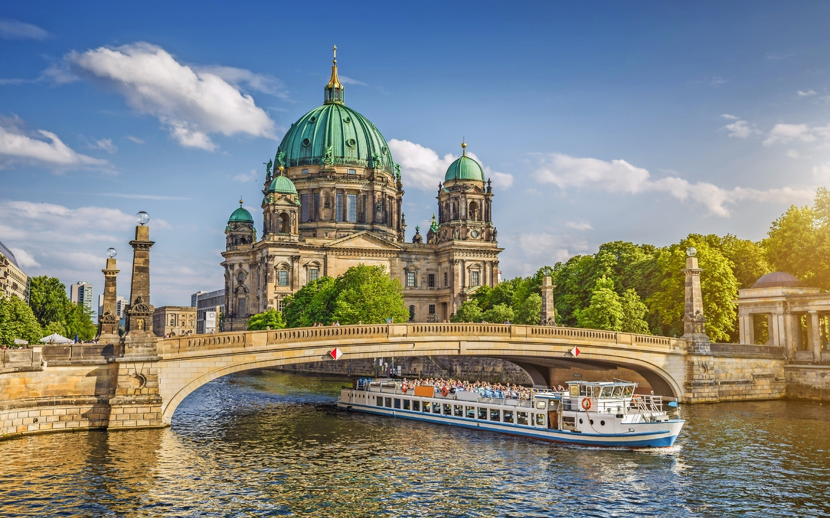 Berliner Dom mit Schiff auf der Spree
