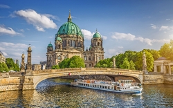 Berliner Dom mit Schiff auf der Spree
