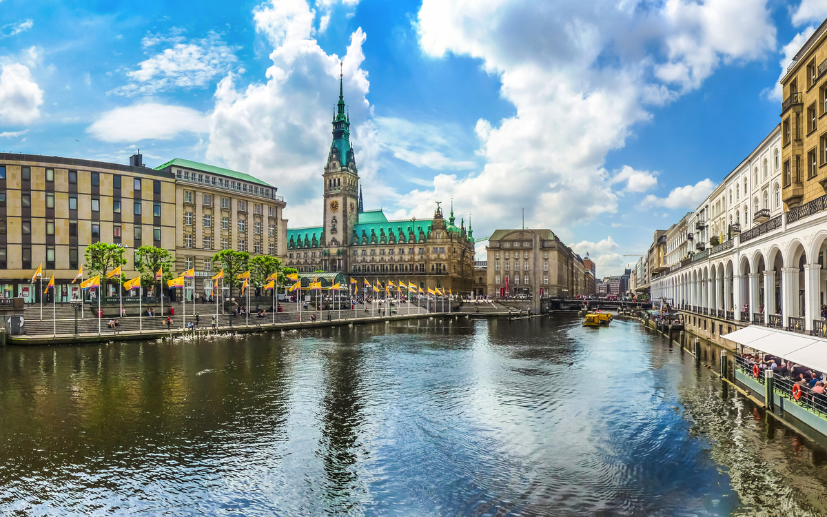 die Alsterarkaden und das Hamburger Rathaus an der Kleinen Alster, Deutschland