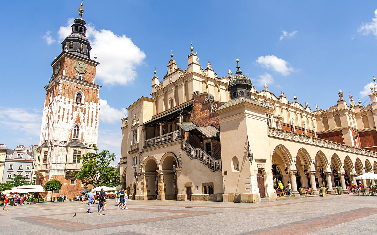 das ehemaliges Rathaus und die Tuchhallen in Krakau