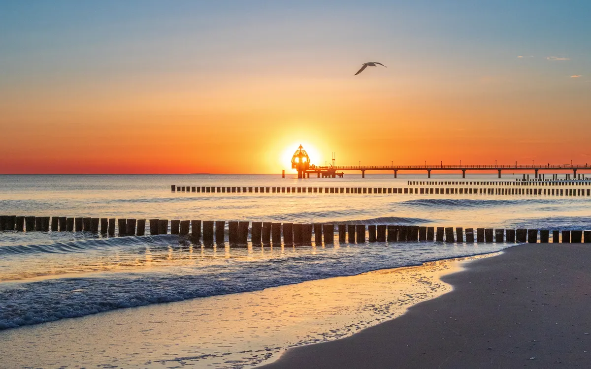 zum Sonnenaufgang am Strand von Zingst an der Ostsee
