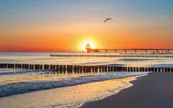 zum Sonnenaufgang am Strand von Zingst an der Ostsee