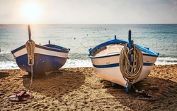 Fischerboote am Sandstrand von Pineda De Mar
