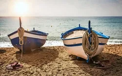 Fischerboote am Sandstrand von Pineda De Mar