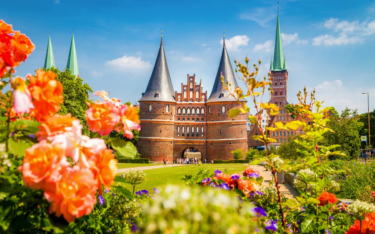 Lübeck mit berühmtem Holstentor im Sommer, Deutschland