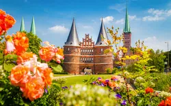 Lübeck mit berühmtem Holstentor im Sommer, Deutschland