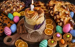 Osterbrötchen und Ostereier auf dem Tisch