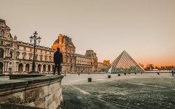 winterlicher Louvre in Paris, Frankreich