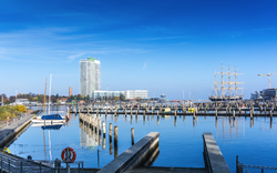 Lübeck-Travemünde mit seinem Yachthafen, den neuen Wohnanlagen und den Viermastschiffen