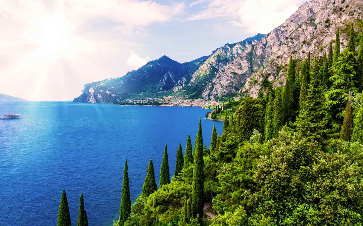 Blick auf Bardolino am Gardasee in der Region Venetien, Italien