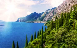 Blick auf Bardolino am Gardasee in der Region Venetien, Italien