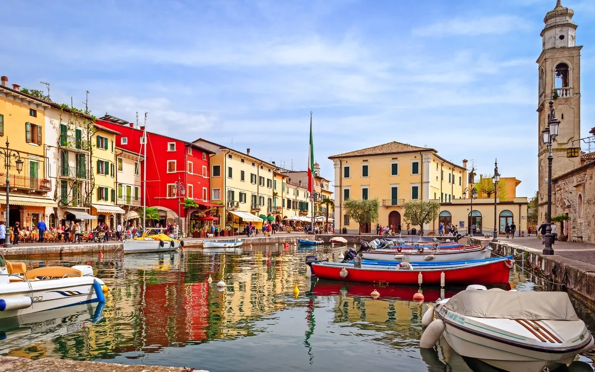 bunter Hafen von Lazise am Gardasee