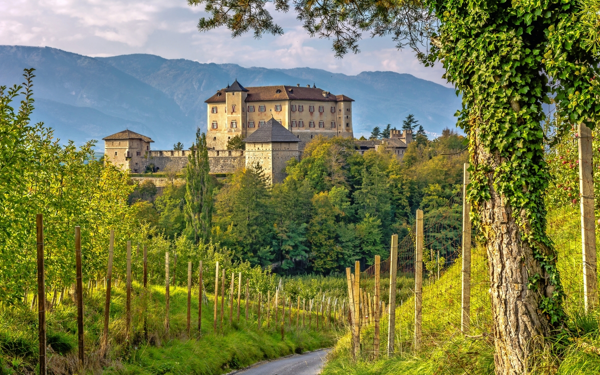 Schloss Thun, Trentino Alto-Adige. Das Schloss befindet sich in der Gemeinde Ton im unteren Val di Non, Trentino-Südtirol, Italien