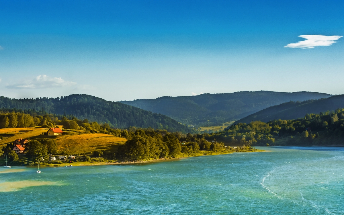 Solina-Stausee bei Sonnenuntergang mit Segelbooten in der Marina