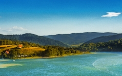 Solina-Stausee bei Sonnenuntergang mit Segelbooten in der Marina
