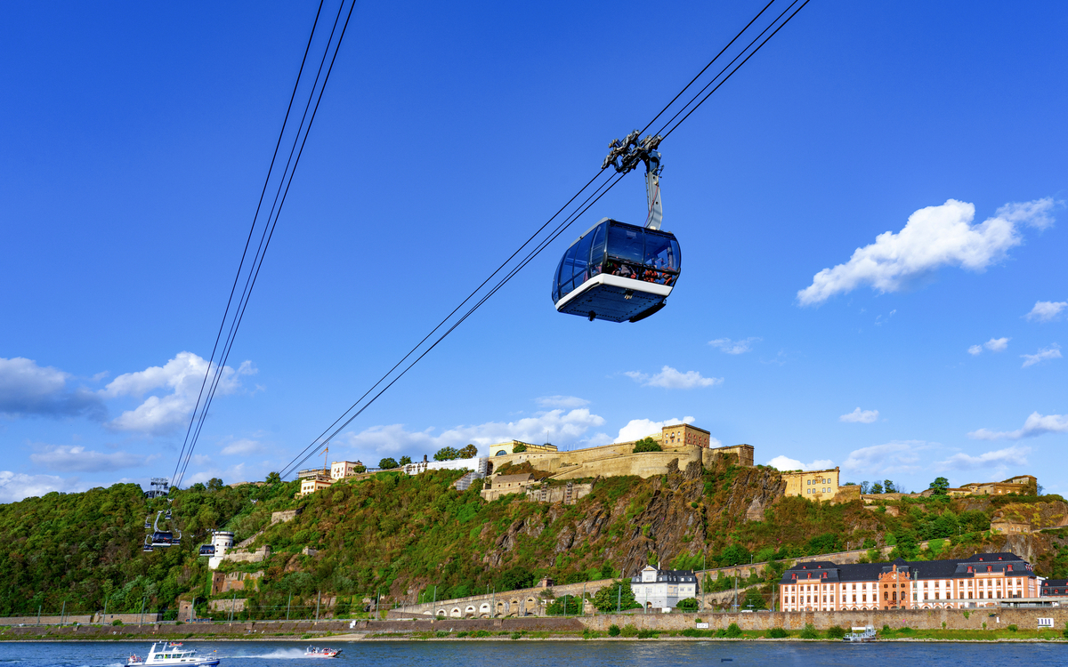 Koblenz mit Seilbahn und Festung Ehrenbreitstein am Rhein