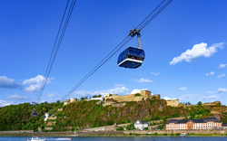 Koblenz mit Seilbahn und Festung Ehrenbreitstein am Rhein