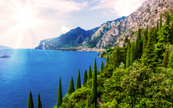 Blick auf Bardolino am Gardasee in der Region Venetien, Italien
