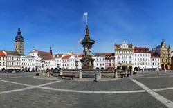Hauptplatz mit Samson im Kampf gegen die Löwenbrunnenskulptur in Ceske Budejovice