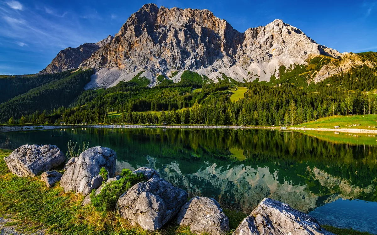 ein schöner Blick auf den Ehrwalder Almsee und die Zugspitze in Österreich
