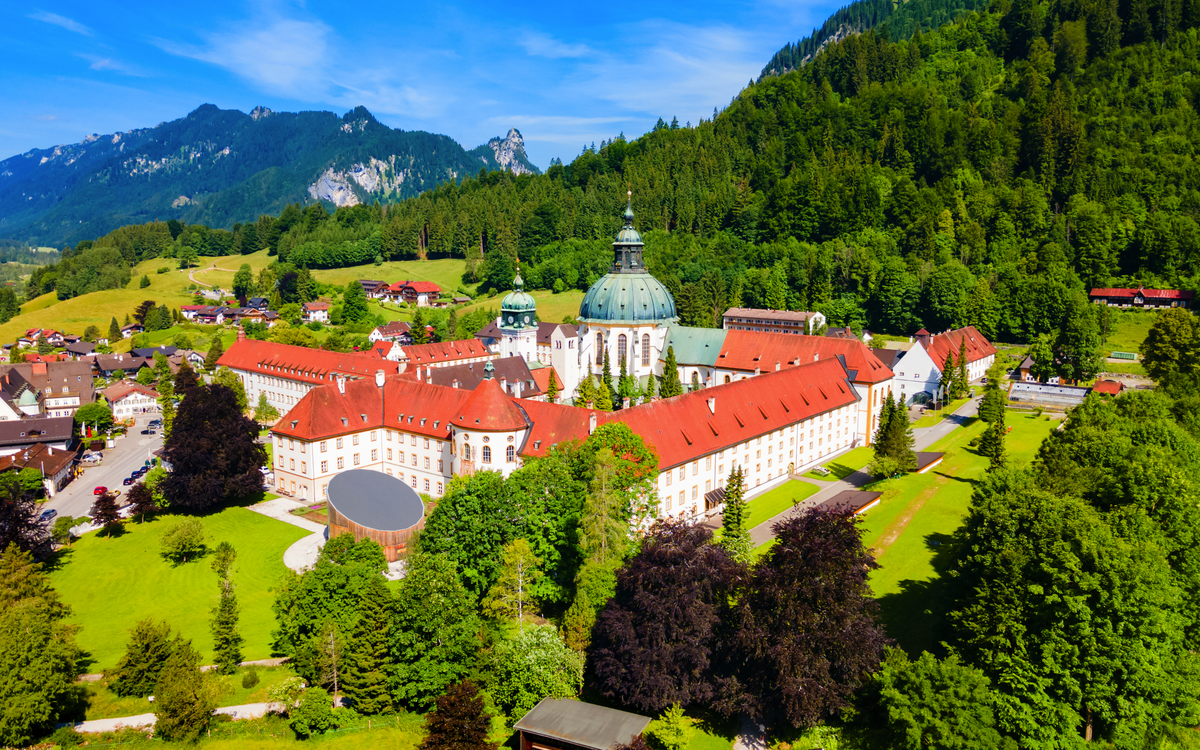 Kloster Ettal zwischen Garmisch-Partenkirchen und Oberammergau in Bayern, Deutschland