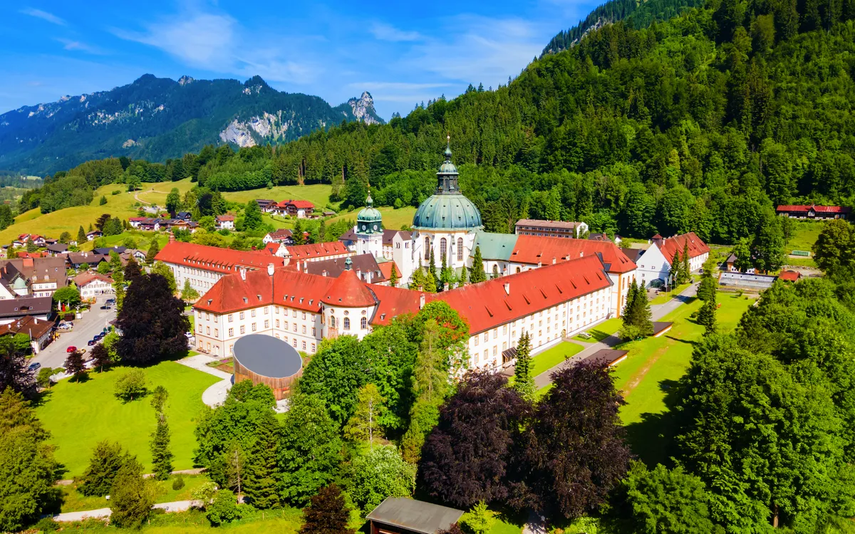 Kloster Ettal zwischen Garmisch-Partenkirchen und Oberammergau in Bayern, Deutschland