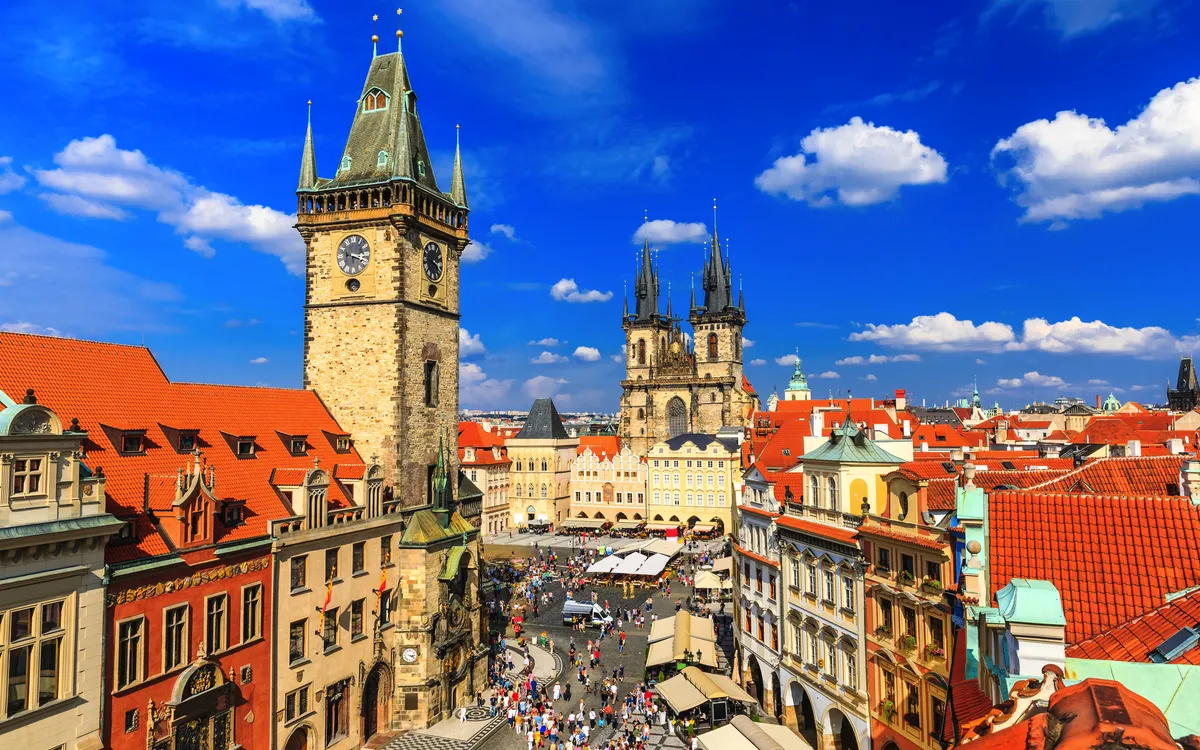Teynkirche und Prager Rathausuhr am Altstädter Ring in Prag