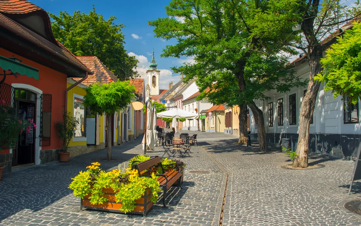 Szenische Ansicht der alten Stadt von Szentendre,Ungarn am sonnigen Sommertag