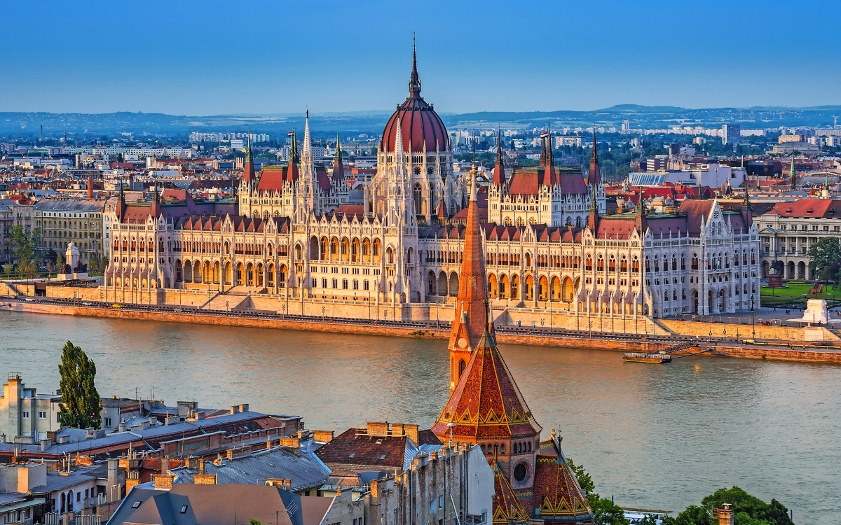 Parlamentsgebäude und Fischerbastei in Budapest