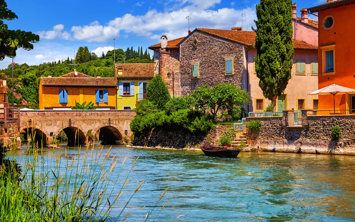 Blick auf den Fluss Mincio und das idyllische Dorf Borghetto