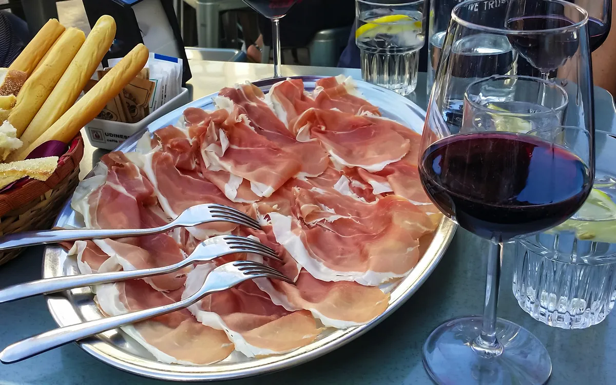 Nahaufnahme eines Tellers mit „Prosciutto di San Daniele“, einem italienischen Rohschinken aus der Nähe von Udine in Friaul-Julisch Venetien, Italien