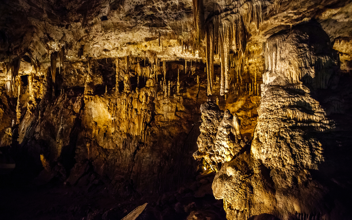 Stalaktiten und Stalagmiten in der Höhle von Punkva in Tschechien