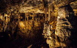 Stalaktiten und Stalagmiten in der Höhle von Punkva in Tschechien