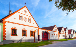malerische Häuser von Holasovice in der Tschechischen Republik: UNESCO-Weltkulturerbe