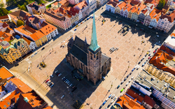 Luftaufnahme der St.-Bartholomäus-Kathedrale in Pilsen
