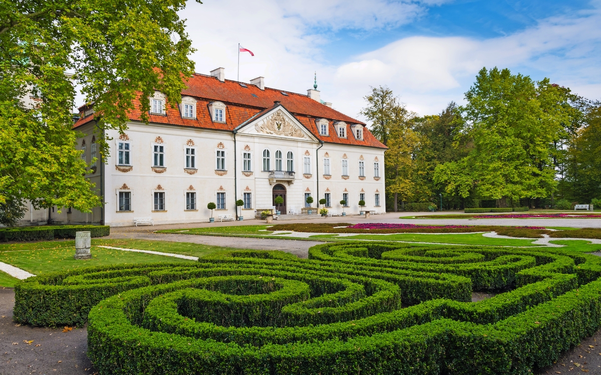 Zurück von Radziwill Familienpalast von Nieborow, im barocken Stil, von einem französisch Garten umgeben.