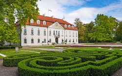 Zurück von Radziwill Familienpalast von Nieborow, im barocken Stil, von einem französisch Garten umgeben.